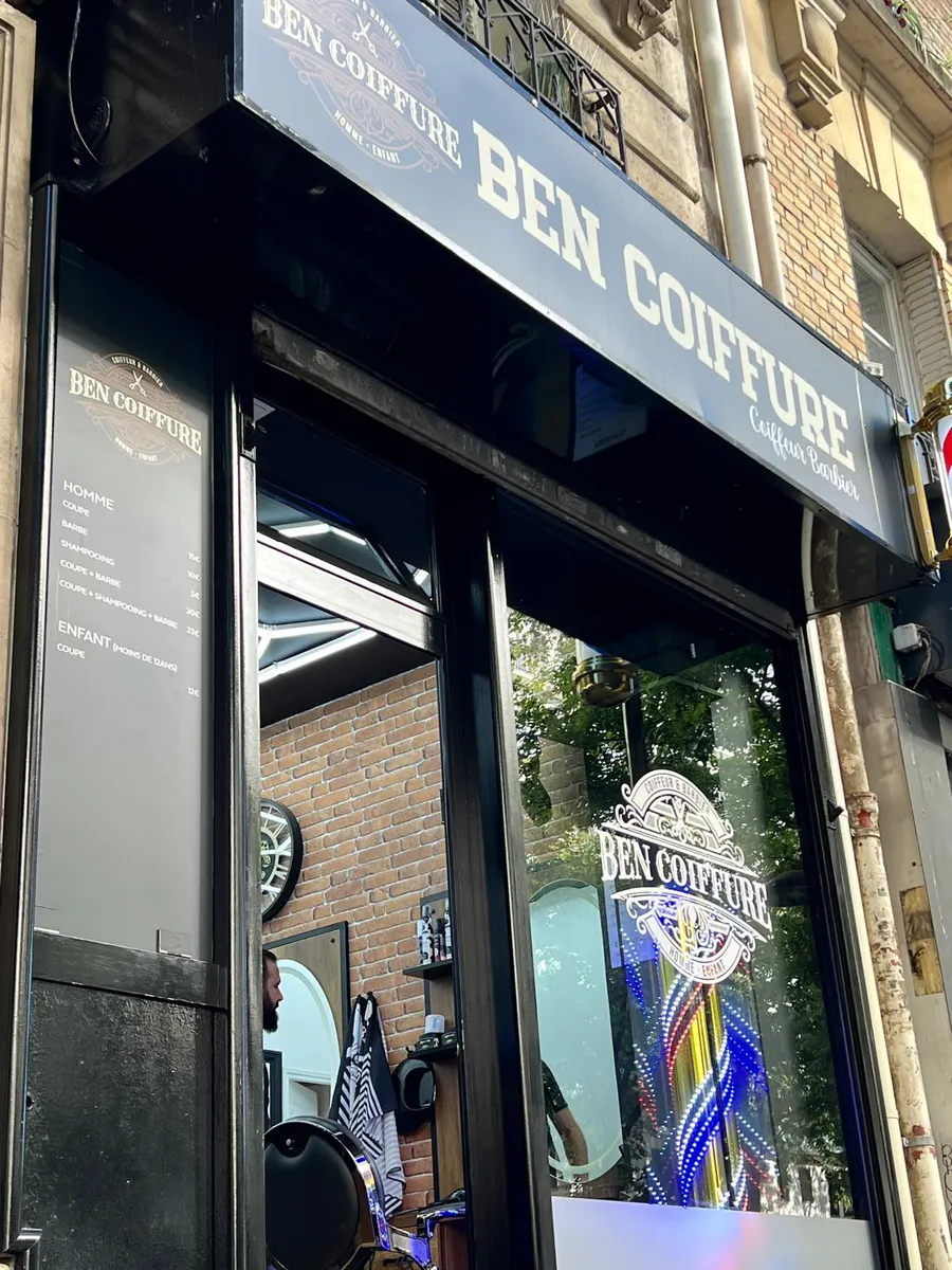 La devanture noire et bleu nuit de BEN Coiffure, rue de Tolbiac